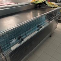 Piastra cuocipiada e annesso banco d'appoggio