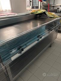 Piastra cuocipiada e annesso banco d'appoggio