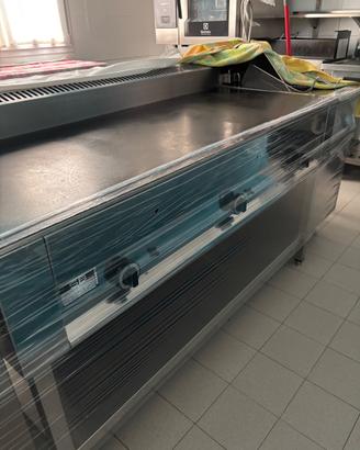 Piastra cuocipiada e annesso banco d'appoggio