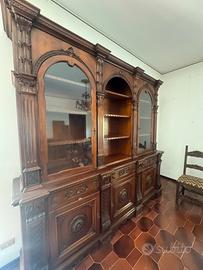 Credenza con vetrina antica in legno