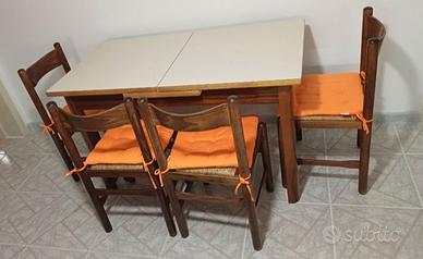 Tavola per pranzo.  Con 6 sedie.