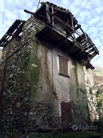 Rustico in pietra da ristrutturare completamente
