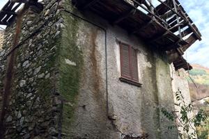 Rustico in pietra da ristrutturare completamente