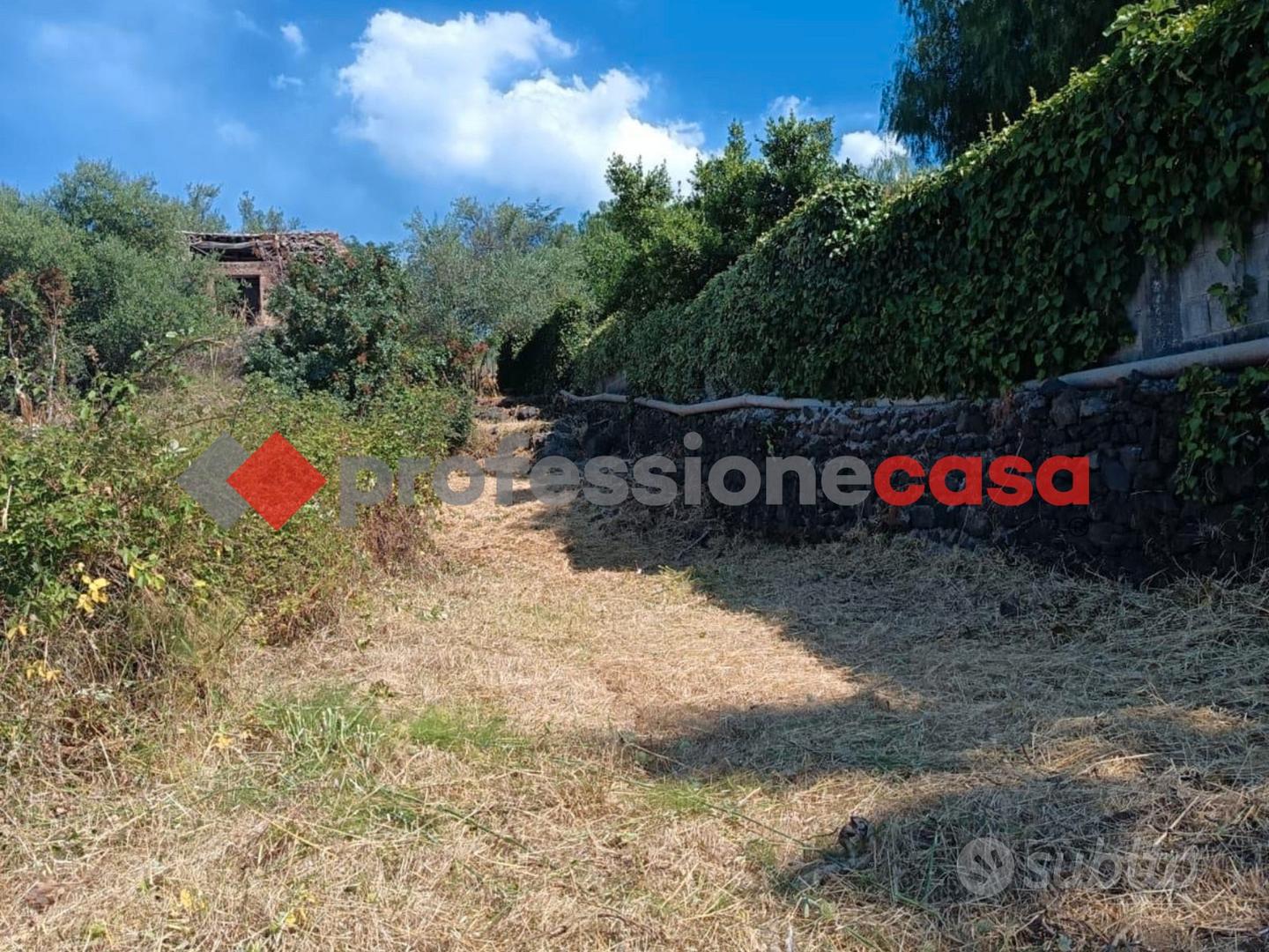 Mascalucia - terreno con rustici - Vista 3