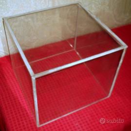 Grande cubo-vetrinetta-espositore in plexiglass