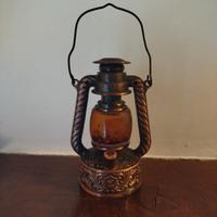 Accendino a forma di lanterna vintage.