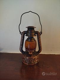 Accendino a forma di lanterna vintage.