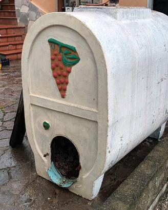 Botte in cemento per vino.