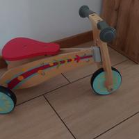 Triciclo in legno per bambini