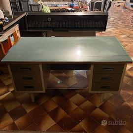 Scrivania vintage in metallo  OLIVETTI