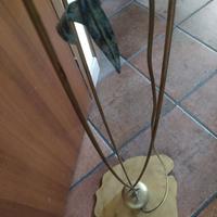 Lampada da terra in ferro battuto.