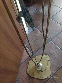 Lampada da terra in ferro battuto.