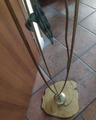 Lampada da terra in ferro battuto.