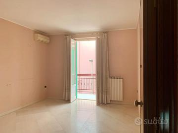 3 VANI sito al 2° piano, con due balconi, libero