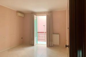 3 VANI sito al 2° piano, con due balconi, libero