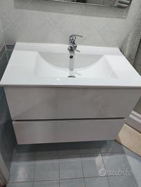 Mobile bagno con lavabo e miscelatore 