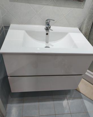 Mobile bagno con lavabo e miscelatore 