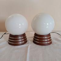 Coppia lampade in vetro opalino e base legno