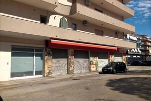Vendita locale commerciale/ufficio con vetrina