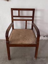 Poltroncina vintage in legno con braccioli