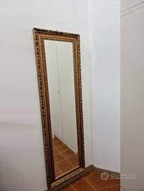 specchio con cornice dorata