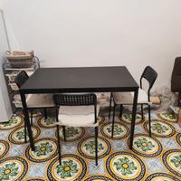 cucina, frigorifero e tavolo con 4 sedie