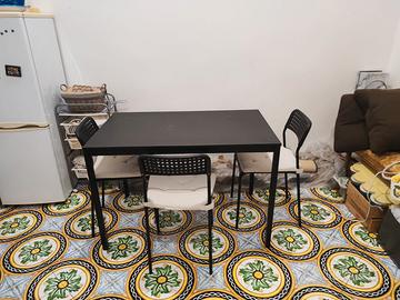 cucina, frigorifero e tavolo con 4 sedie