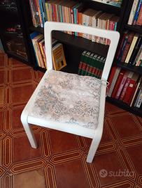 Sedia bianca in legno