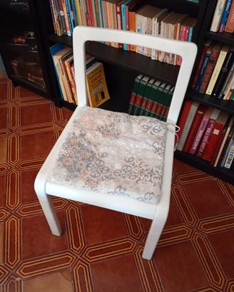 Sedia bianca in legno