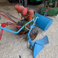 Trattore motocoltivatore con fresa anteriore e ara