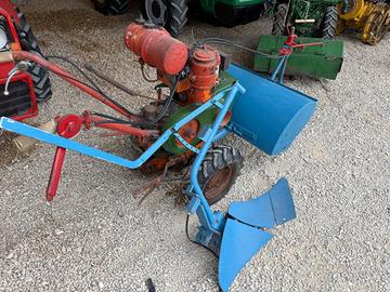 Trattore motocoltivatore con fresa anteriore e ara