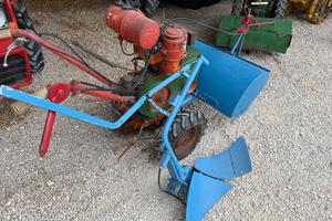 Trattore motocoltivatore con fresa anteriore e ara