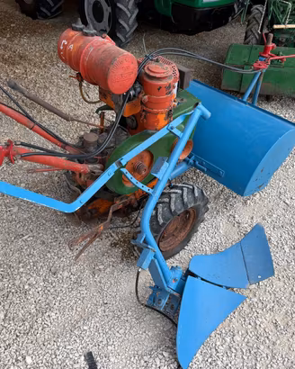 Trattore motocoltivatore con fresa anteriore e ara