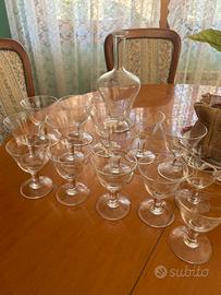 Servizi di bicchieri di cristallo e caraffa vintag