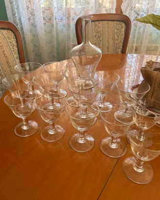 Servizi di bicchieri di cristallo e caraffa vintag
