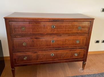 Cassettone Luigi XVI con intarsi del ‘700