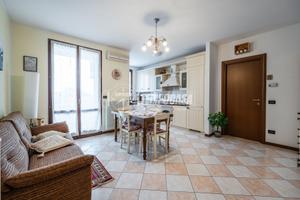 Trilocale al secondo piano con balcone, garage e