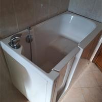 Vasca da bagno con porta