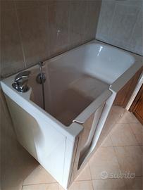 Vasca da bagno con porta