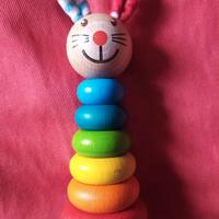 Gattino di legno ad anelli colorati