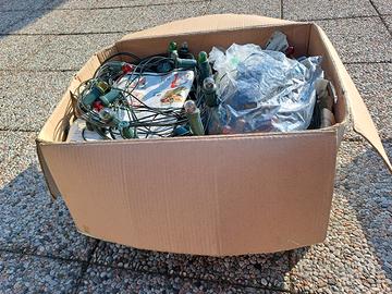 Scatolone di vecchie luci di Natale 