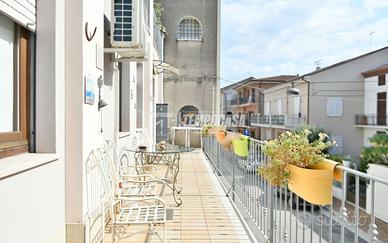 APPARTAMENTO CON TERRAZZO ABITALE E GARAGE ZONA NO