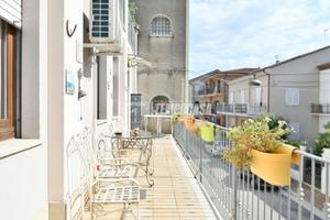 APPARTAMENTO CON TERRAZZO ABITALE E GARAGE ZONA NO