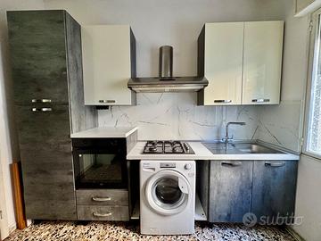 Cucina moderna completa di lavatrice