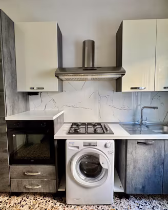 Cucina moderna completa di lavatrice