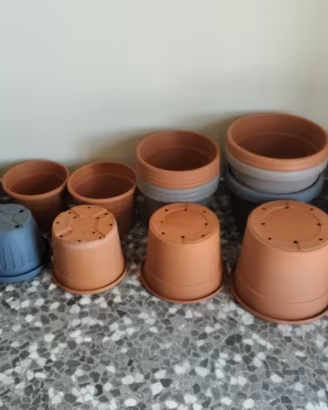 Vasi e sottovasi ~100 pezzi in blocco