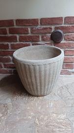 Grande vaso in graniglia e cemento 