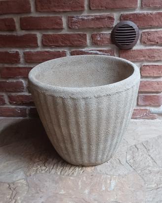 Grande vaso in graniglia e cemento 