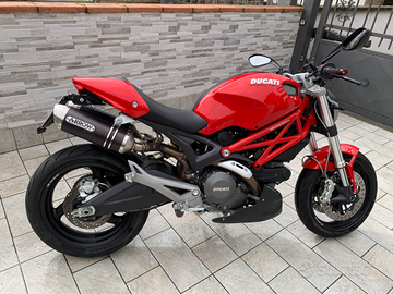 Moto Ducati Monster 696+