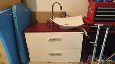 Mobile da Bagno Moderno-Lavabo e Rubinetto Design